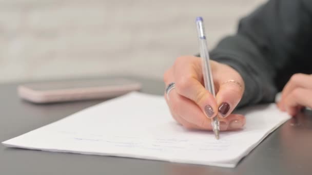 Zbliżenie Kobiecej Ręki Pisanie Listu — Wideo stockowe
