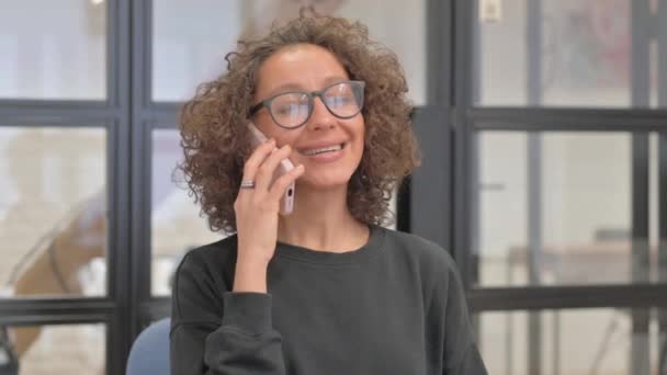 Portret Latynoski Rozmowa Przez Telefon — Wideo stockowe