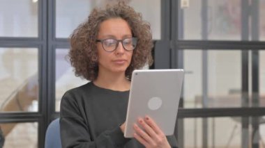 Dijital Tablet kullanan Karışık Irk Kadının Portresi
