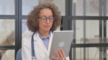 Dijital Tablet kullanan İspanyol Kadın Doktorun Portresi