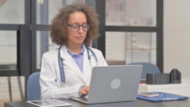 Laptopta Yazan İspanyol Kadın Doktor