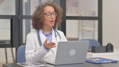 İspanyol Kadın Doktor Hastayla İnternette Konuşuyor