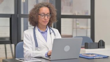 Parmak Kalkmış İspanyol Kadın Doktor Kameraya Bakıyor