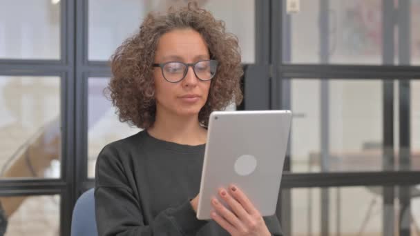 Portrét Ženy Smíšeného Závodu Pomocí Digitální Tablety — Stock video
