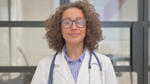 Retrato Médico Hispânico Feminino Com Polegares Para Baixo — Vídeo de Stock