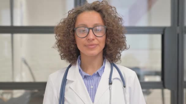 Portrét Hispánského Lékaře Omezujícího Pacienta — Stock video