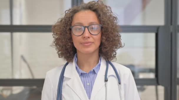 Chame Para Ajuda Gesture Por Médico Hispânico Fêmea — Vídeo de Stock