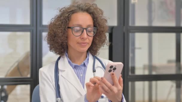 Retrato Hispânico Feminino Médico Usando Telefone — Vídeo de Stock