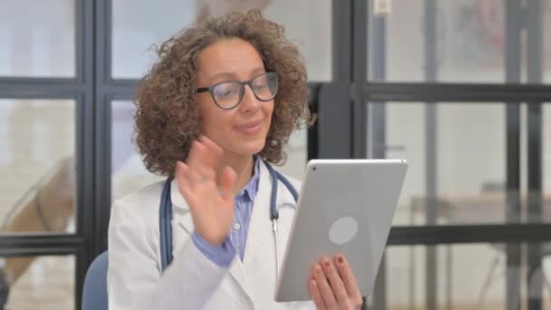 Hispánská Žena Lékař Dělá Video Chat Tabletu — Stock video