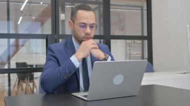 Takım Elbiseli Dalgın Adam çalışırken beyin fırtınası yapıyor.