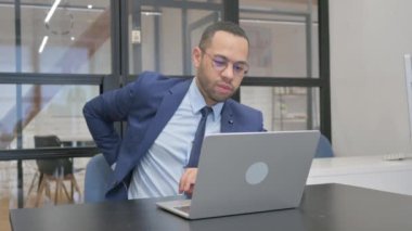 Takım Elbiseli Adam Ofiste Yorgunluk ve Acı çekiyor