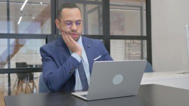 Takım elbiseli adam işte diş ağrısı çekiyor.