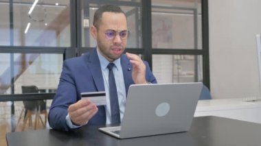 Çevrimiçi Bankacılık Sorunları Olan Takım Elbiseli Adam