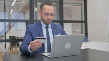 Takım Elbiseli Adam Çevrimiçi Bankacılıktan Hoşlanıyor