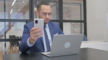 Takım Elbiseli Adam Bilgisayarlı Telefonu Kullanıyor