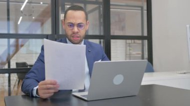 Üzücü Takım Elbiseli Adam Belgeler ve Laptop, Kayıp