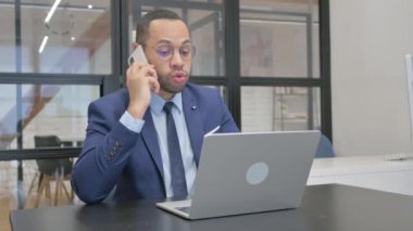 Telefonda Konuşan Kızgın Takım Elbiseli Adam, Tartışma