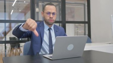 Dizüstü bilgisayar kullanan Takım Elbiseli Adam Başparmağını indirdi