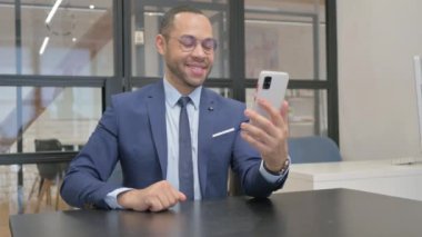 Takım Elbiseli Adam Akıllı Telefon 'da Video Sohbeti Yapıyor