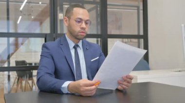 Belgeleri Okurken Takım Elbiseli Adam Kutluyor