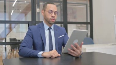 Takım Elbiseli Adam Ofisteki Tablette Video Sohbeti Yapıyor