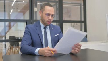 Takım Elbiseli Adam Sözleşme Okurken ÜzgünName