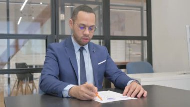 Takım Elbiseli Adam Ofiste Belgeler Üzerinde Çalışıyor