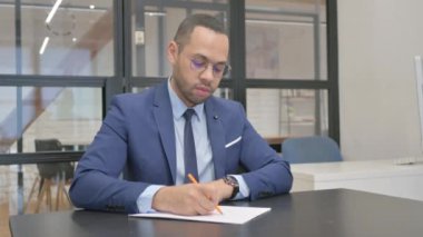 Takım Elbiseli Adam Ofiste Mektup Yazıyor