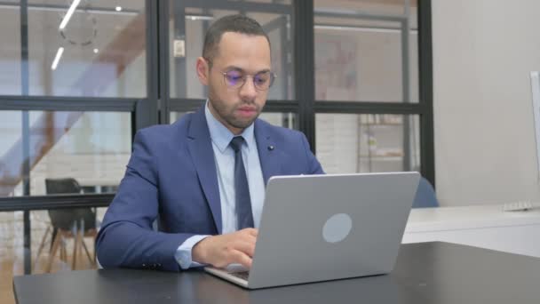 Mann Anzug Arbeitet Laptop — Stockvideo