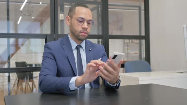Человек Костюме Просматривает Интернет Телефону Офисе — стоковое видео