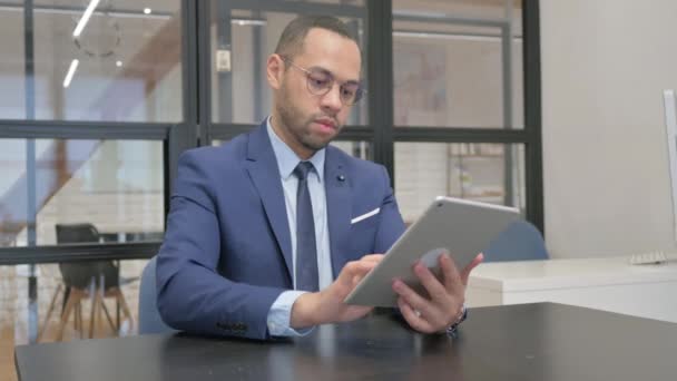 Mann Anzug Mit Digitalem Tablet Büro — Stockvideo
