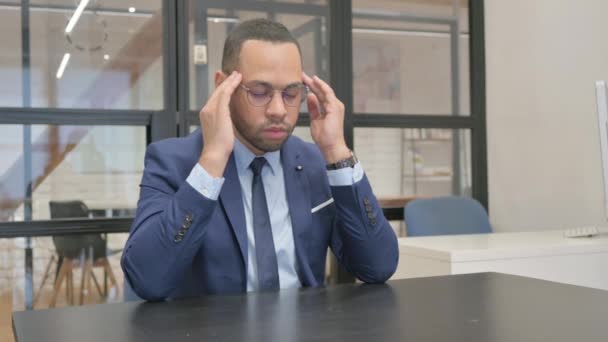 Man Suit Headache Sitting Office — Stock Video