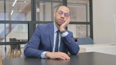 Uyuyan Takım Elbiseli Adam Ofiste Oturuyor