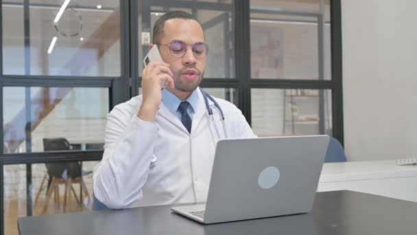Hispanischer Arzt Telefoniert Klinik — Stockvideo