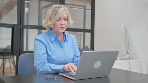 オフィスでネック疲労と痛みを持っている年上の女性 — ストック動画