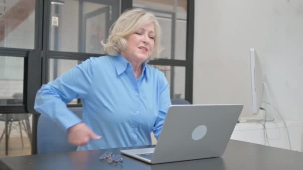 Senior Old Woman Έχοντας Πίσω Κόπωση Και Πόνο Στο Γραφείο — Αρχείο Βίντεο