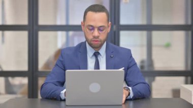 Karışık Yarış İşadamı Dizüstü bilgisayarda çalışıyor