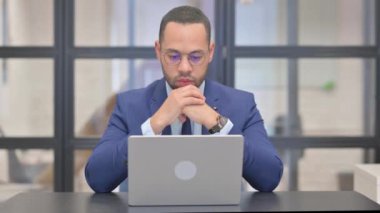 Dalgın Karışık Irk İşadamı Yeni Bir Plan Yapıyor