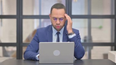 Baş Ağrısı Olan Karışık Yarış İşadamı Laptop üzerinde çalışıyor