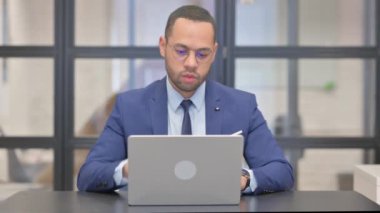 Karışık Irk İşadamı Boyun Yorgunluğu ve Acı çekiyor