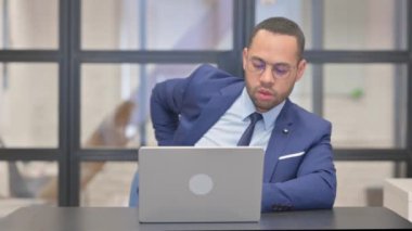 Karışık Yarış İşadamı Bilgisayarda Sırt Yorgunluğu Çalışıyor