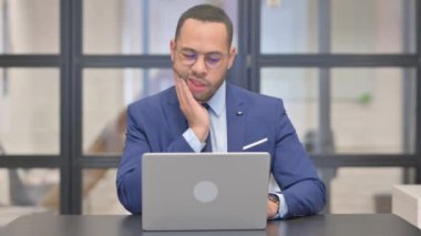 Karışık Yarış İşadamı 'nın diş ağrısı laptopta çalışıyor