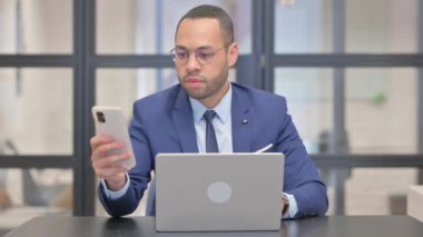 Karışık Yarış İşadamı Bilgisayarlı Telefonu Kullanıyor