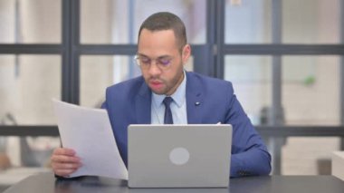 Karışık Yarış İşadamı Belgeler ve Laptop Üzerinde Çalışıyor