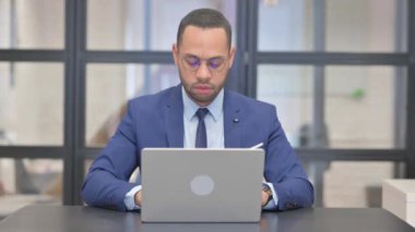 Karışık Yarış İşadamı Ofiste Çalışırken İnkâr Ederken Sallanıyor