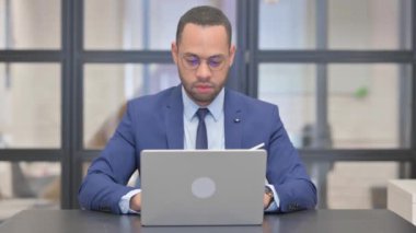 Karışık Yarış İşadamı Bilgisayarda çalışırken Kamerayı Gösteriyor