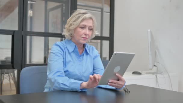 Senior Oude Vrouw Geschokt Door Online Trading Verlies — Stockvideo