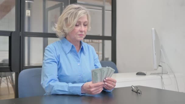 Perempuan Tua Senior Menghitung Uang Kantor — Stok Video