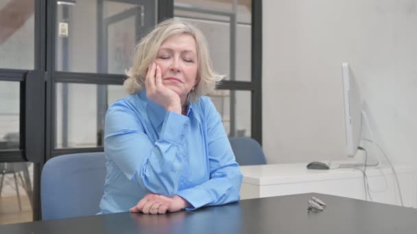 デスクに座って寝ている年上の女性 — ストック動画