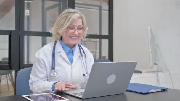 Senior Kvinnlig Doktor Talar Med Patienten Online — Stockvideo